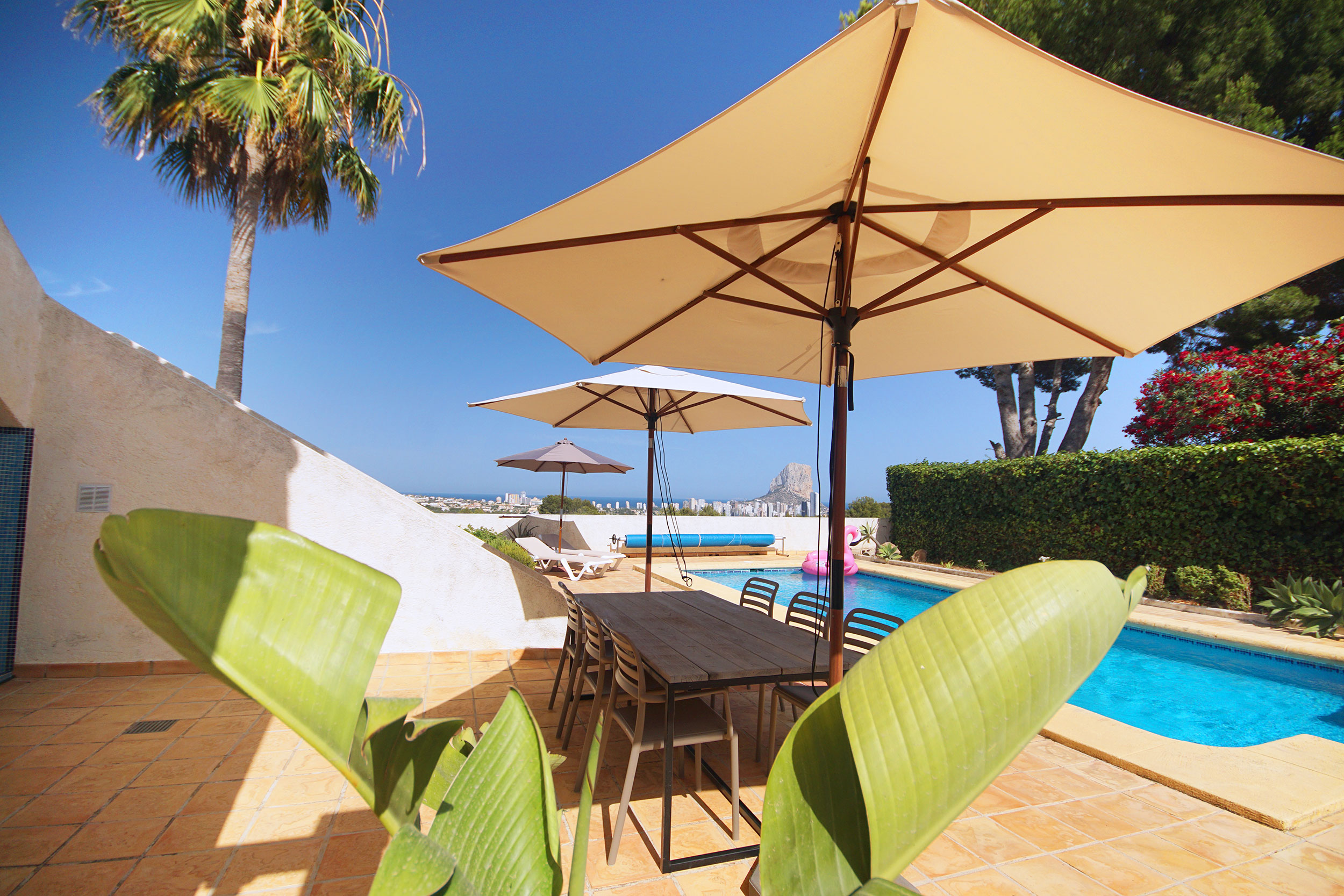 Privézwembad en zonneterras met zicht op zee